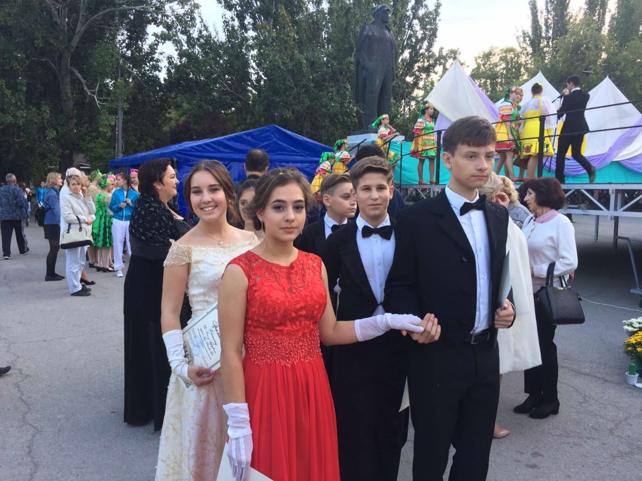 Ученицы брянского лицея № 2 вернулись с бала у Айвазовского